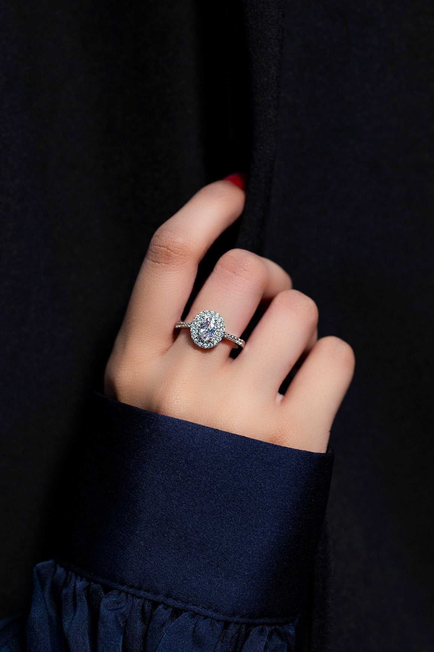 Oval halo ring