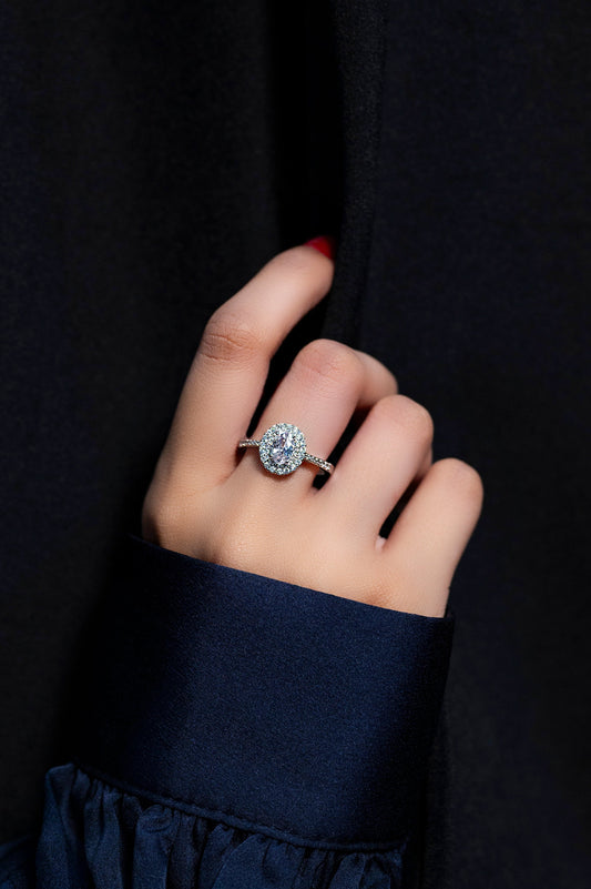 Oval halo ring